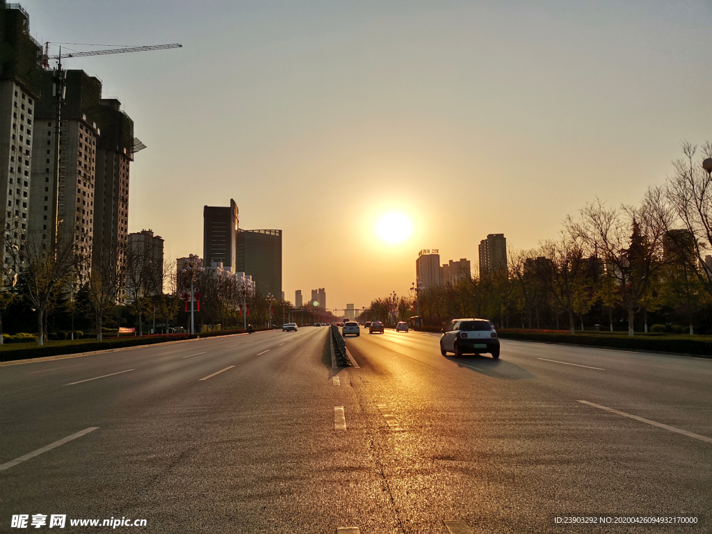 城市夕阳街景