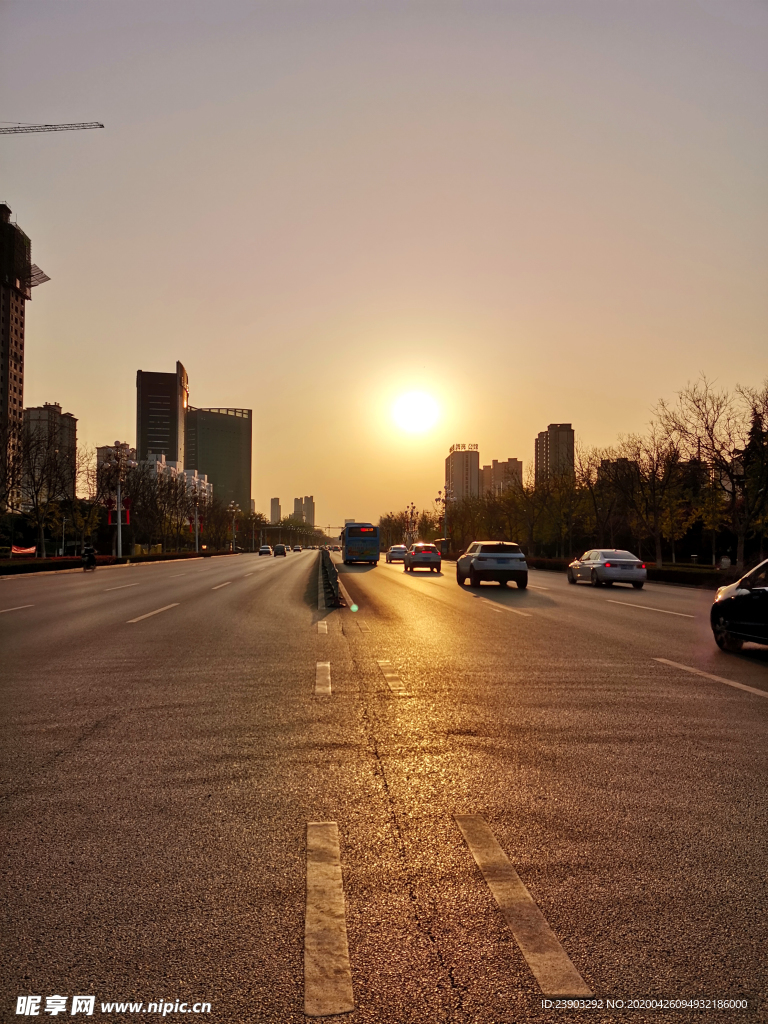城市夕阳街景