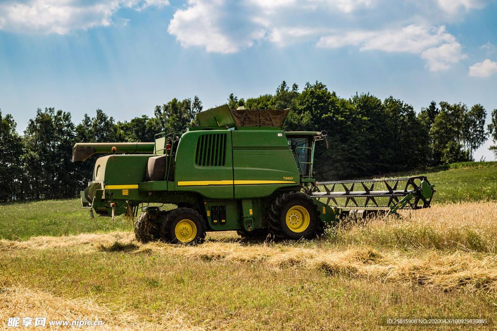 收割机丰收图片