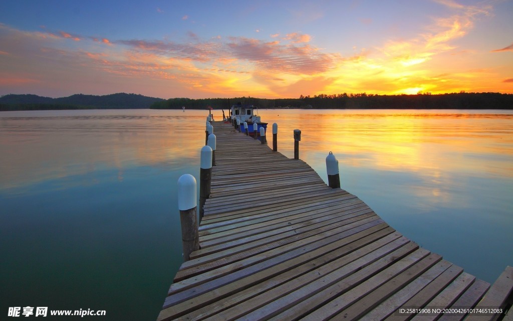 河岸码头唯美图片