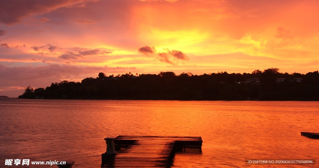 河岸码头唯美图片