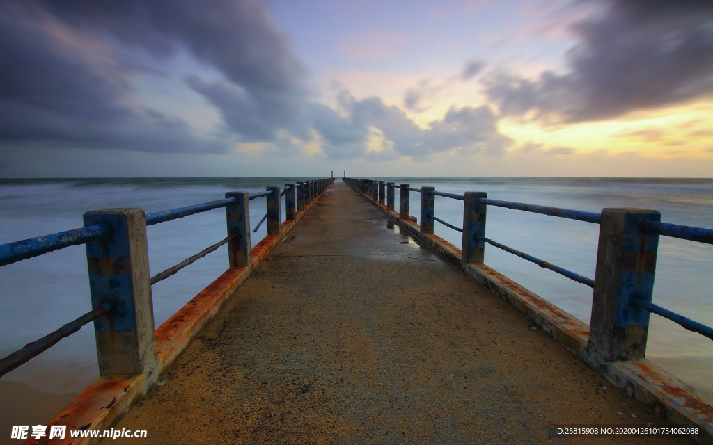 河岸码头唯美图片