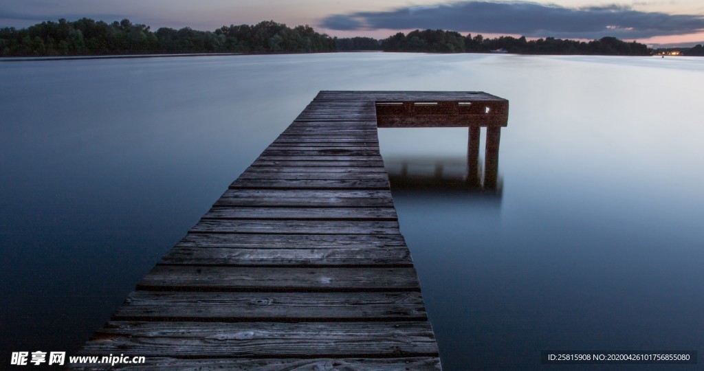 河岸码头唯美图片