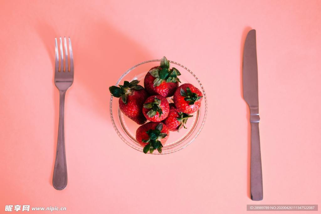 新鲜草莓刀叉