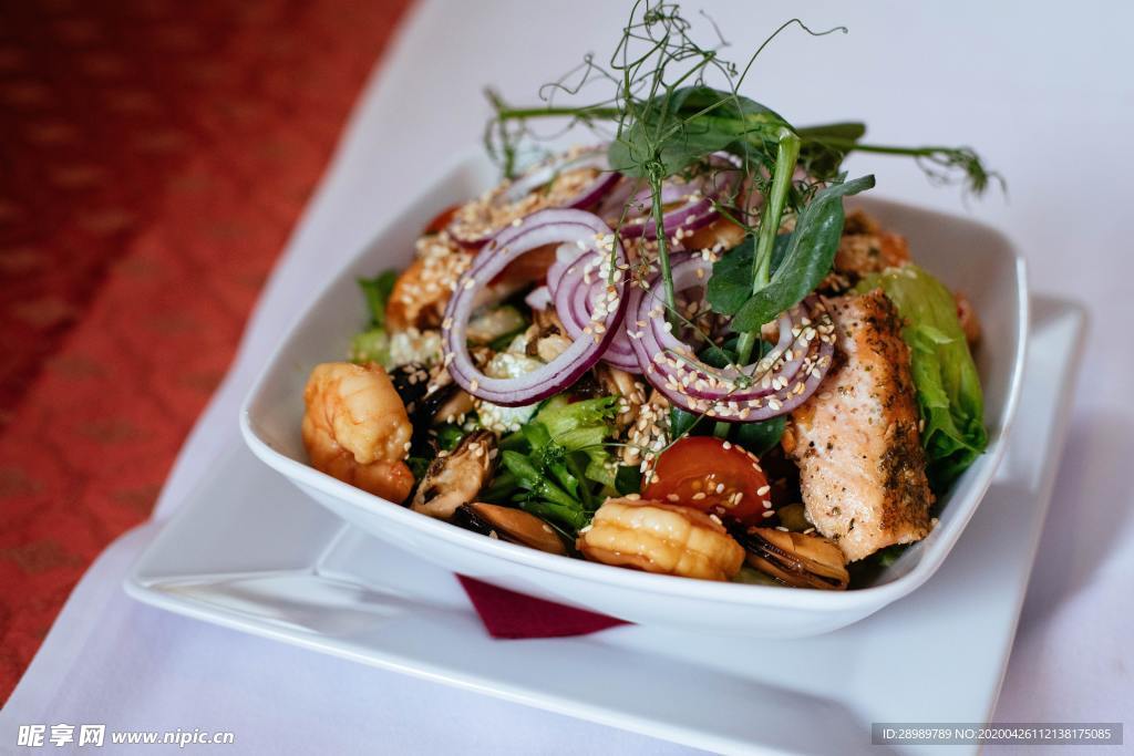 煎鱼虾仁蔬菜沙拉