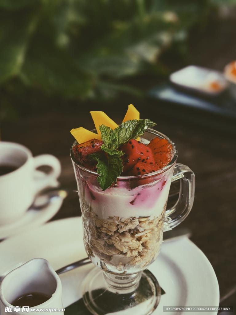 谷物酸奶火龙果