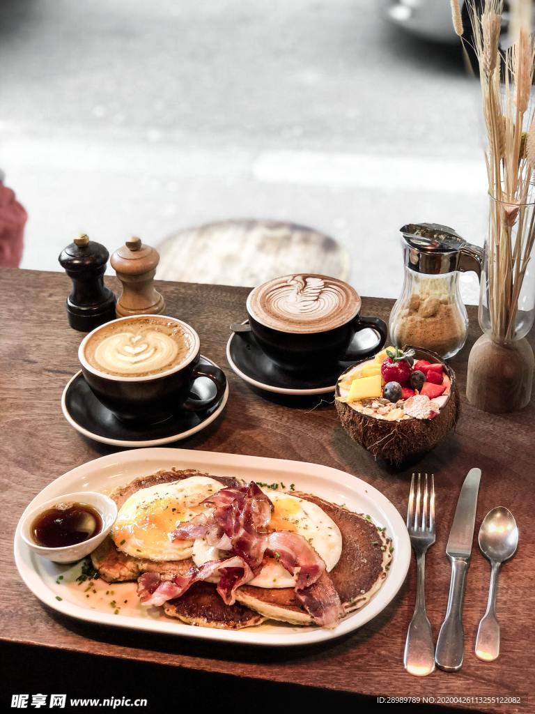 煎蛋薄煎饼咖啡