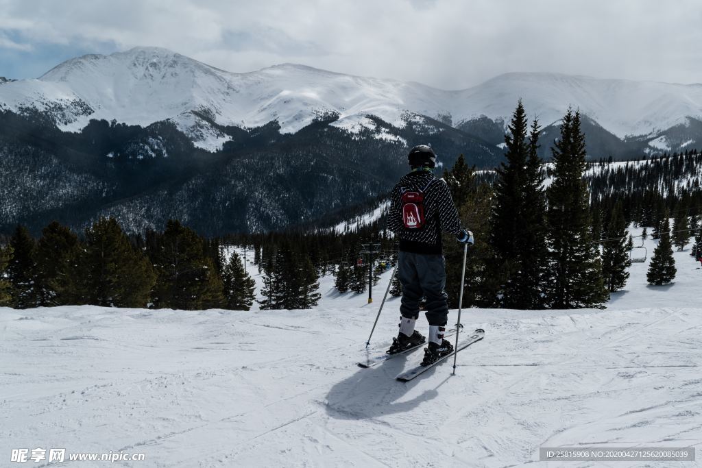 滑雪运动滑雪板图片