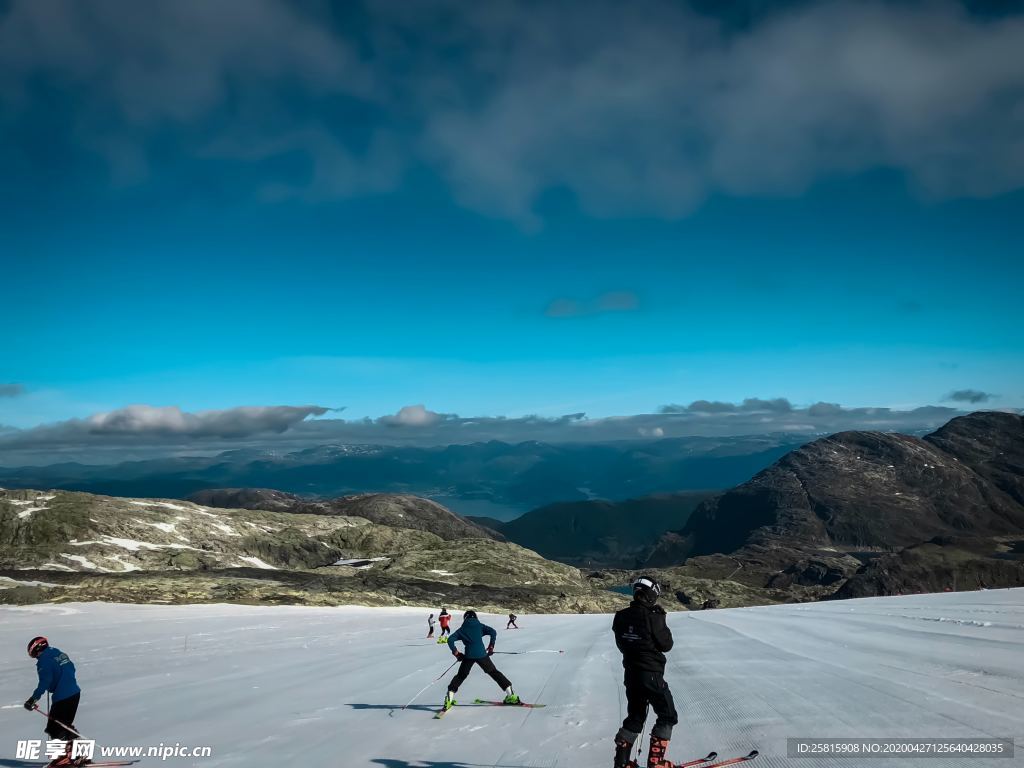 滑雪运动滑雪板图片