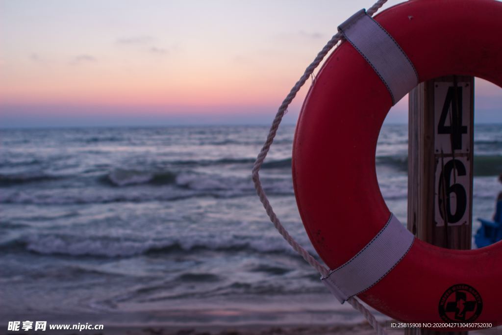 救生圈游泳圈图片