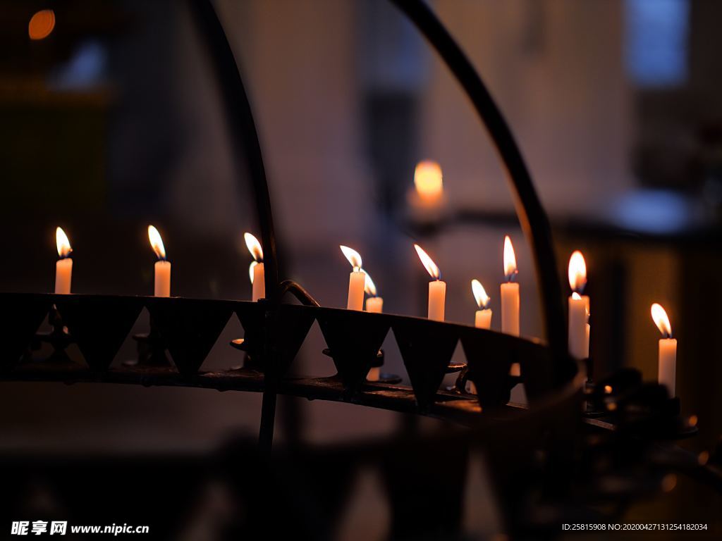 蜡烛烛光火苗图片