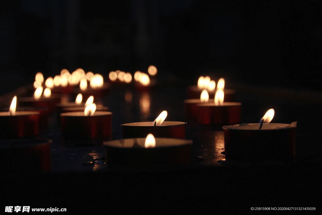 蜡烛烛光火苗图片