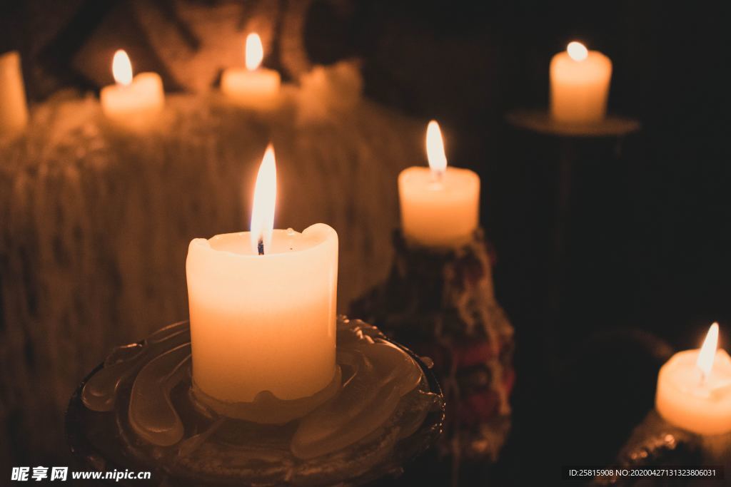 蜡烛烛光火苗图片