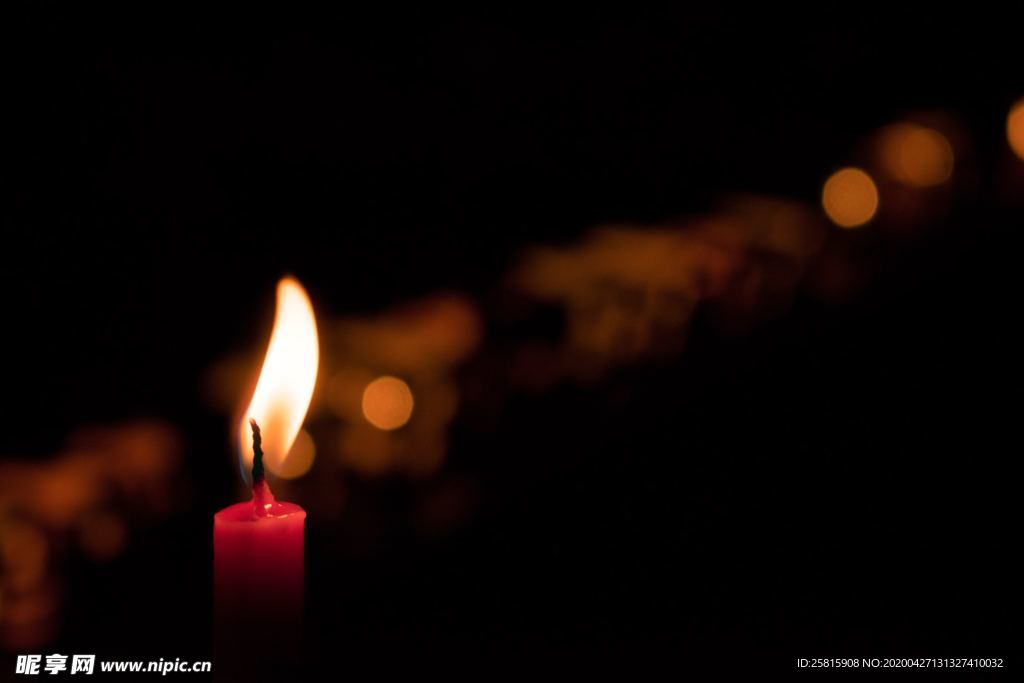 蜡烛烛光火苗图片