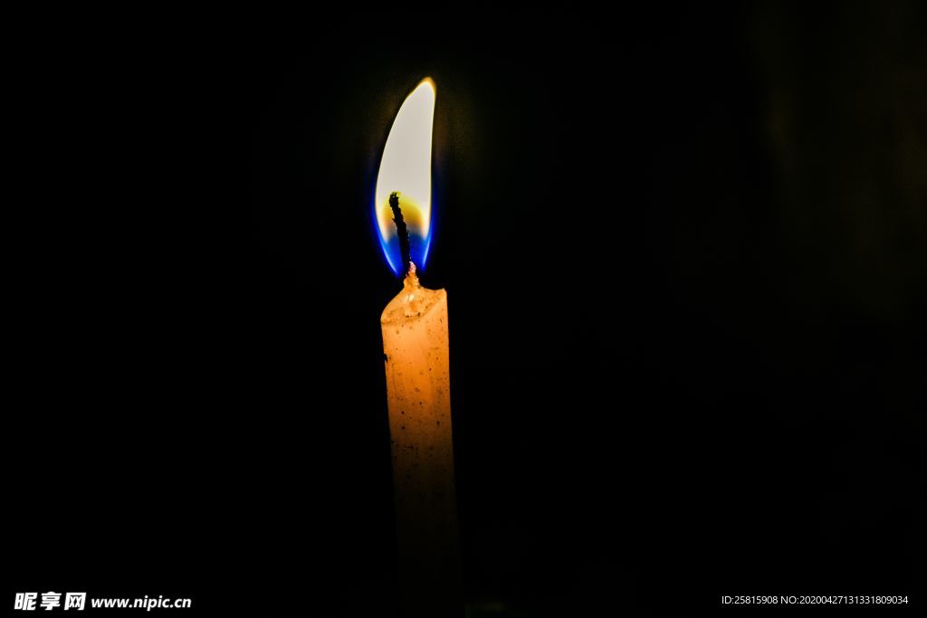 蜡烛烛光火苗图片