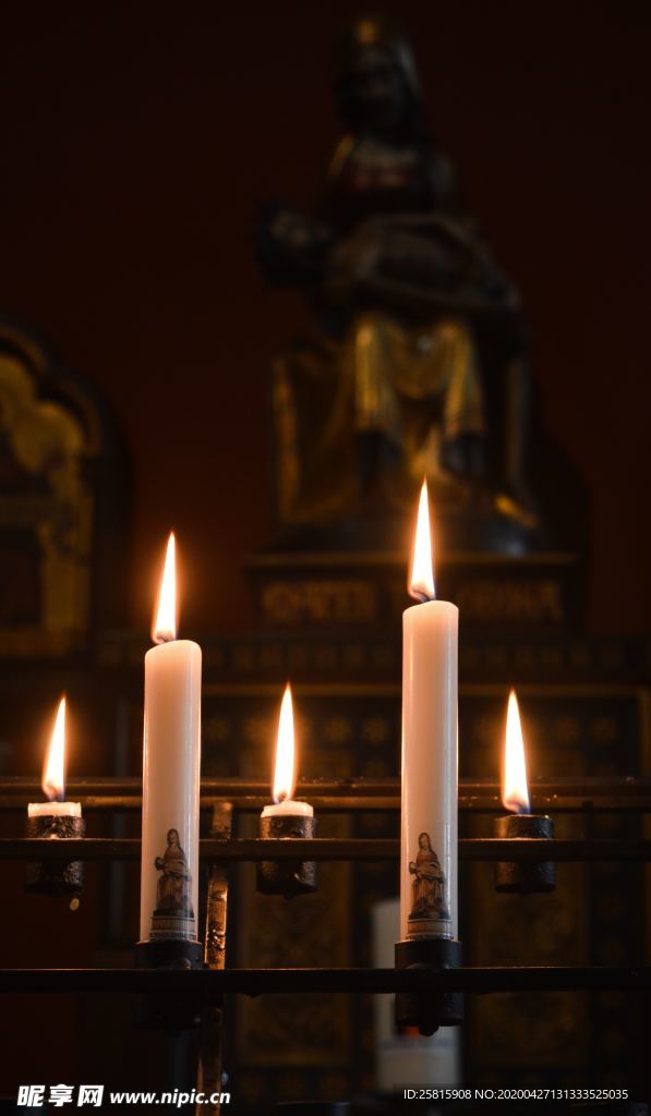 蜡烛烛光火苗图片