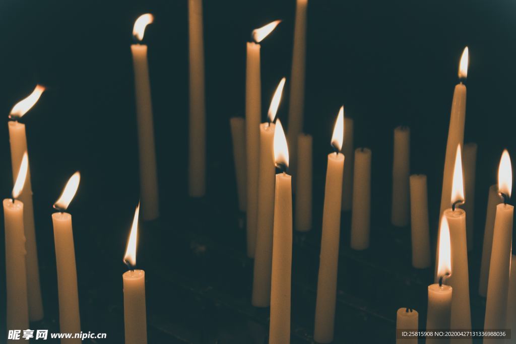 蜡烛烛光火苗图片