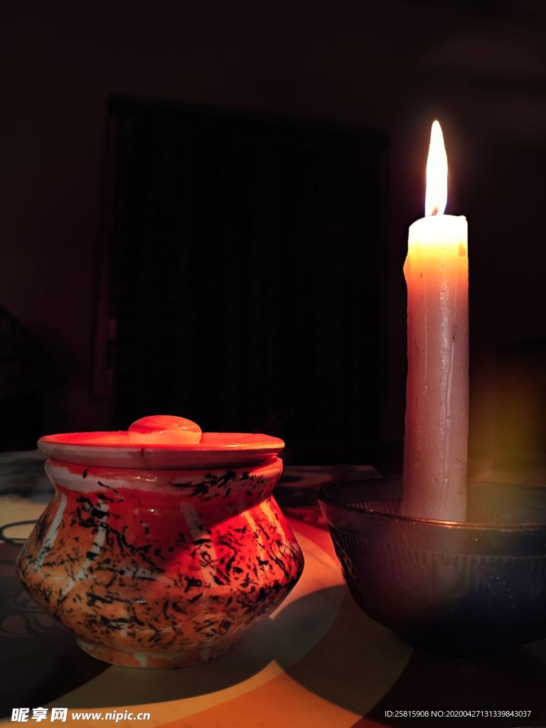 蜡烛烛光火苗图片