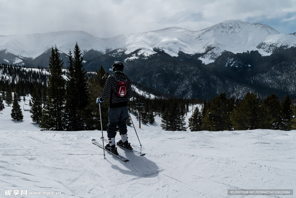滑雪运动滑雪板图片