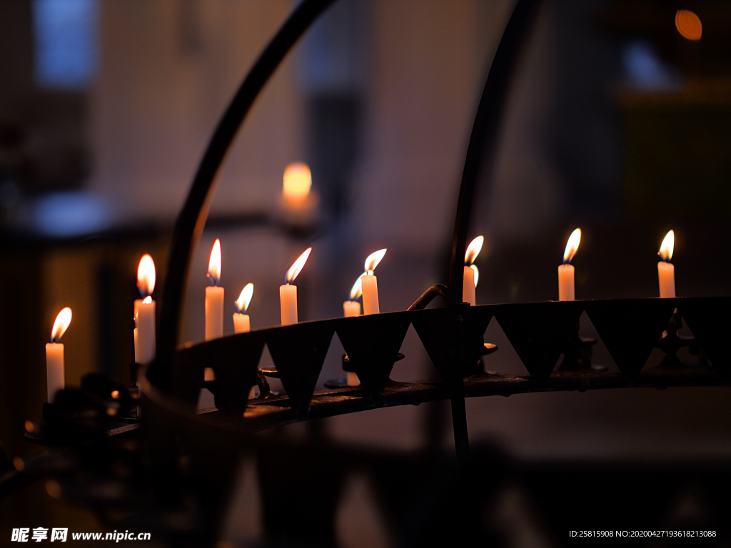 蜡烛烛光火苗图片