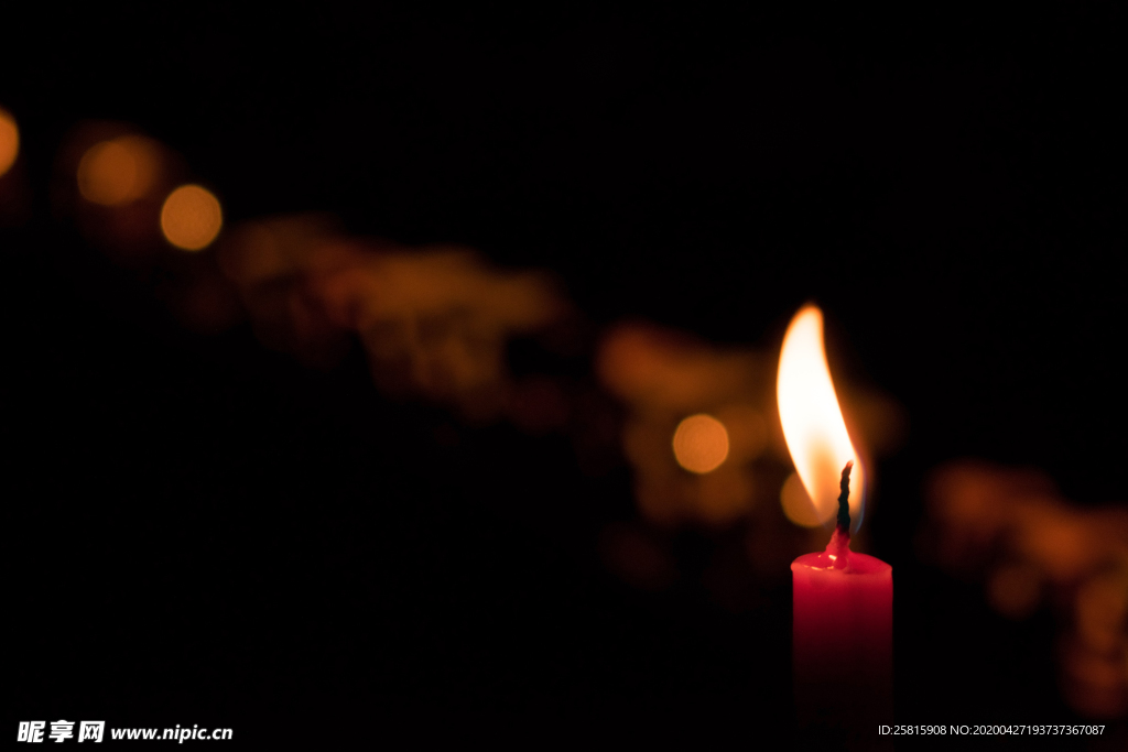 蜡烛烛光火苗图片