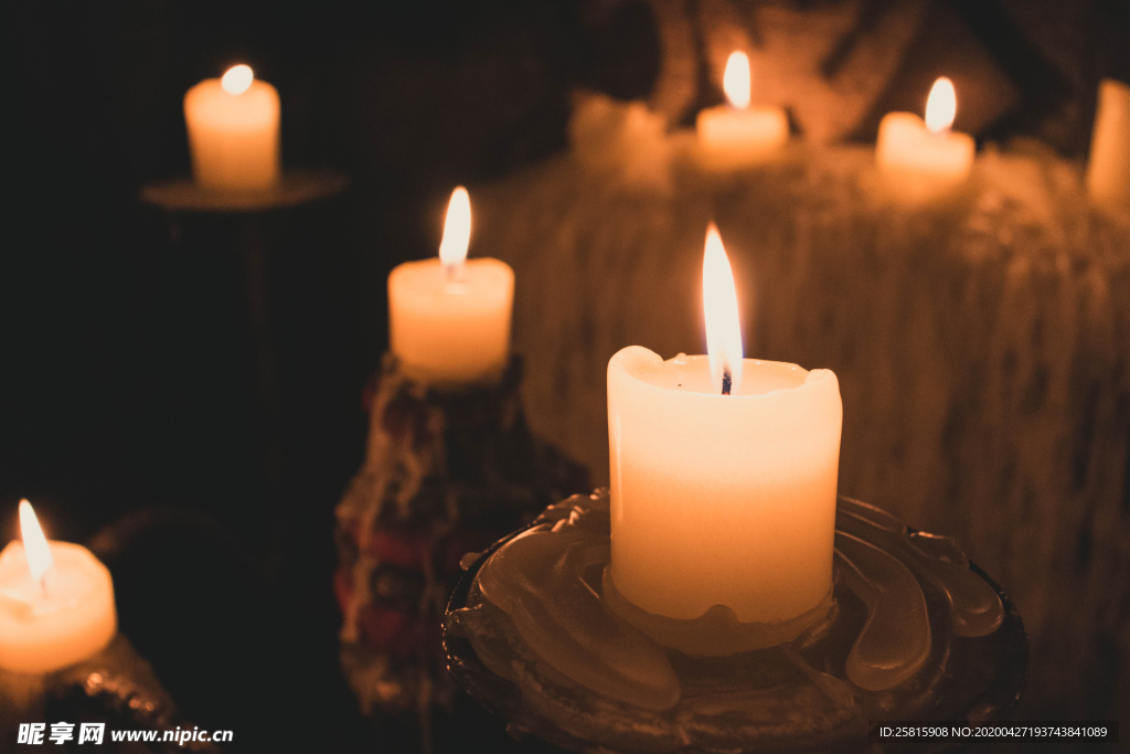 蜡烛烛光火苗图片