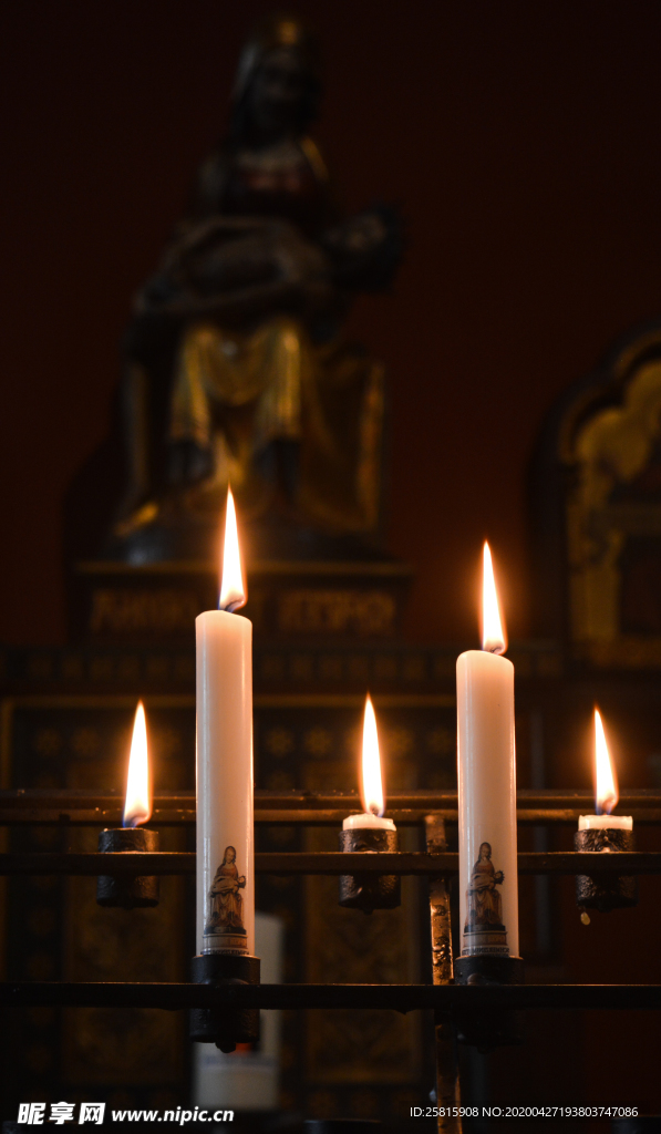 蜡烛烛光火苗图片