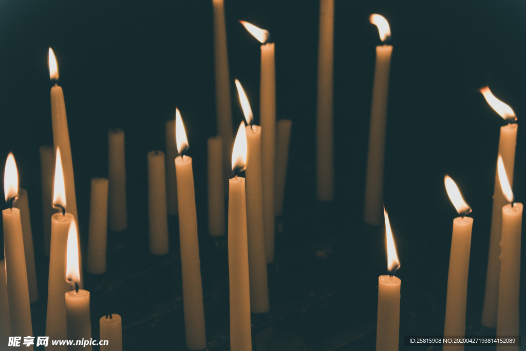 蜡烛烛光火苗图片