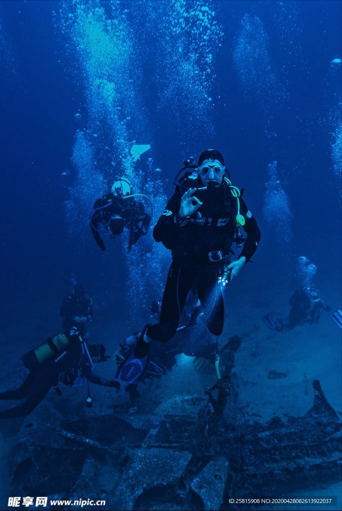 潜水游泳海底漫步图片