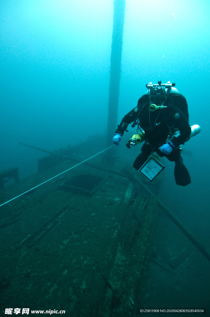 潜水游泳海底探索图片