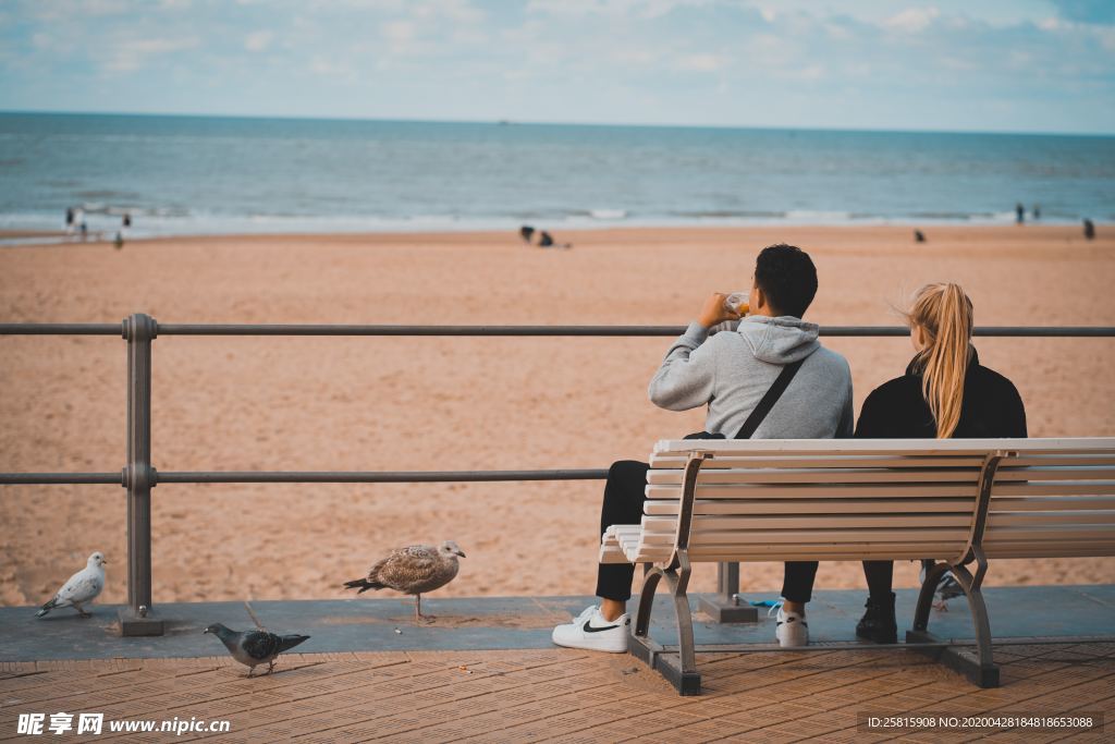 长椅坐在长椅上的人