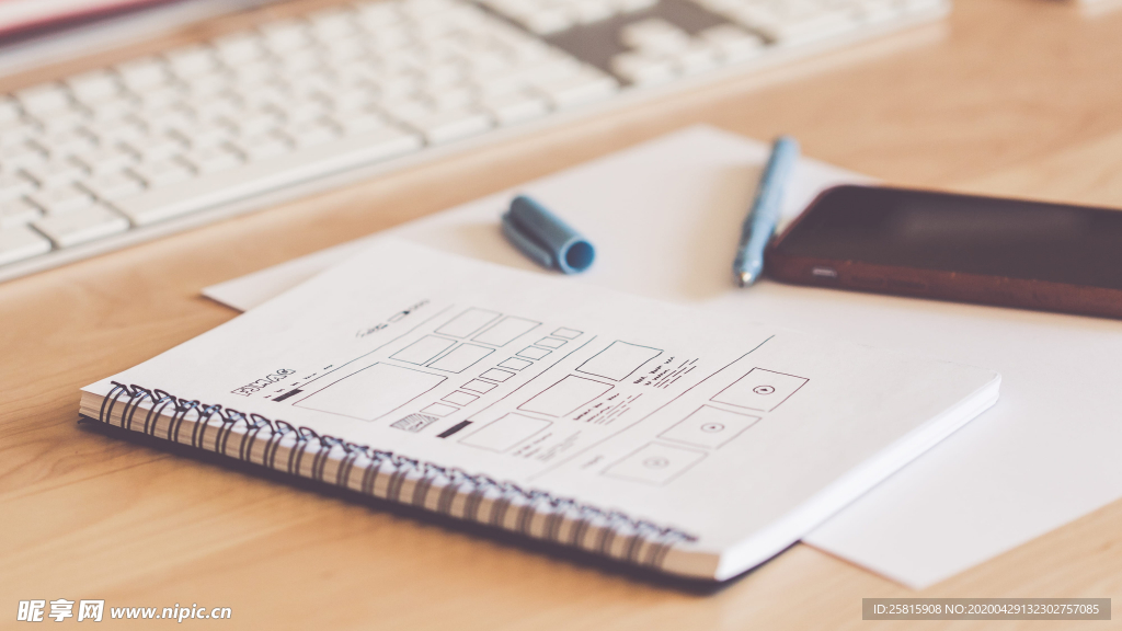 笔记本翻开书写图片