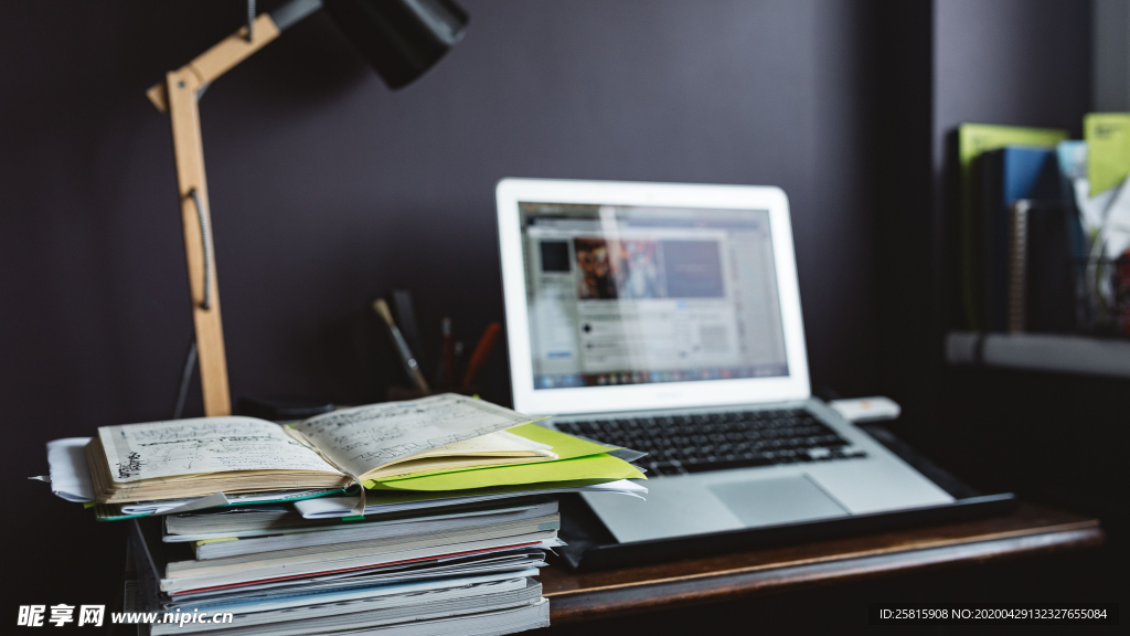 笔记本翻开书写图片