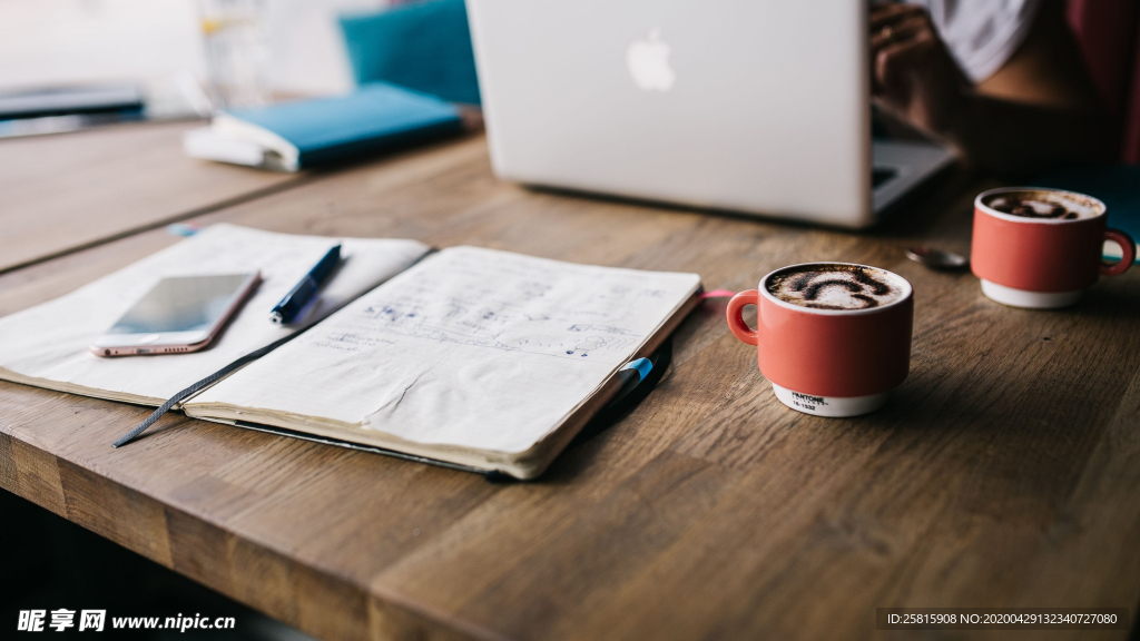 笔记本翻开书写图片