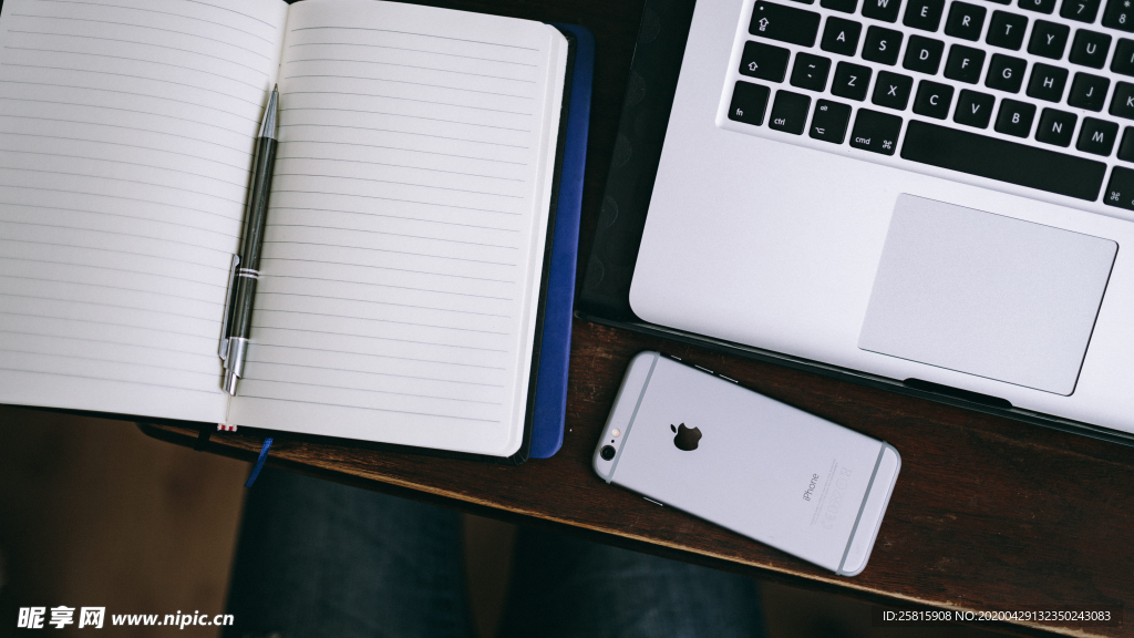 笔记本翻开书写图片