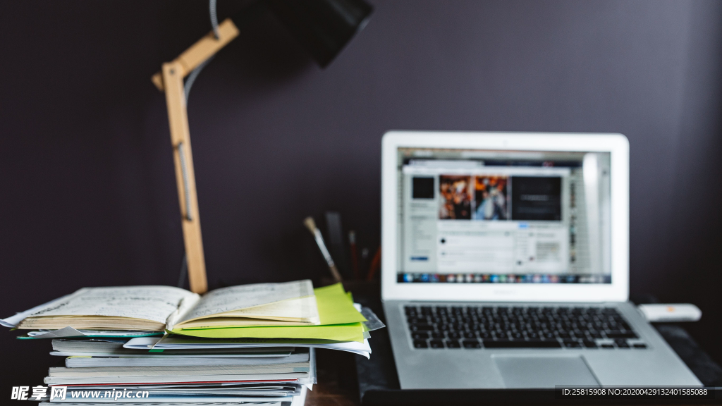 笔记本翻开书写图片