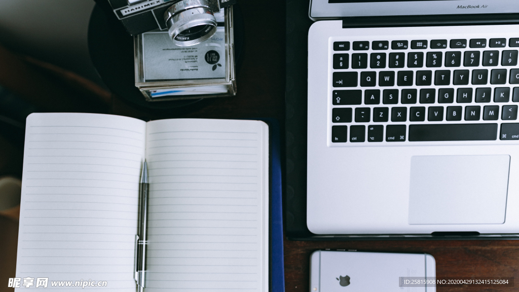 笔记本翻开书写图片