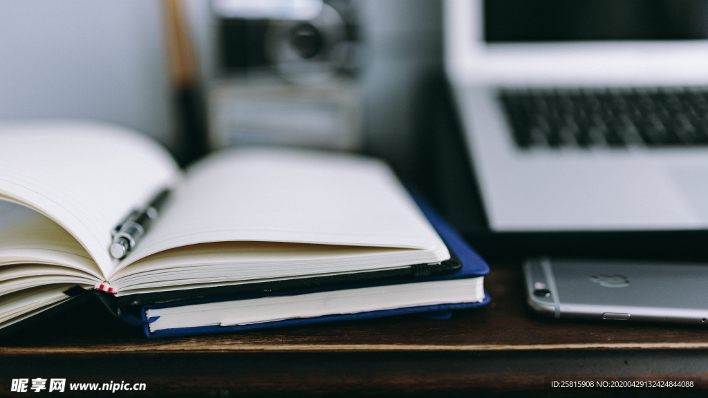 笔记本翻开书写图片