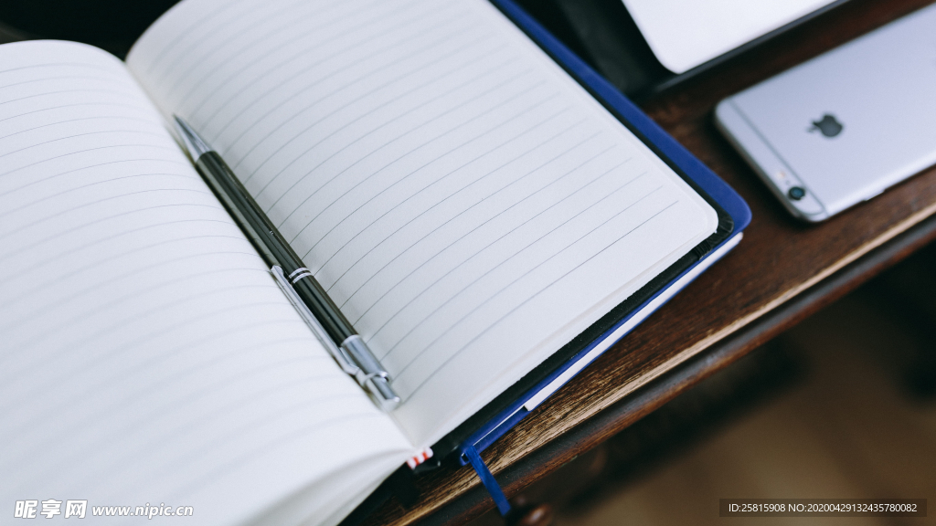 笔记本翻开书写图片
