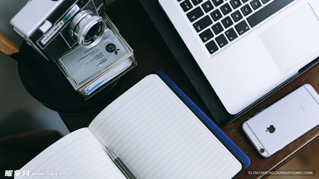 笔记本翻开书写图片