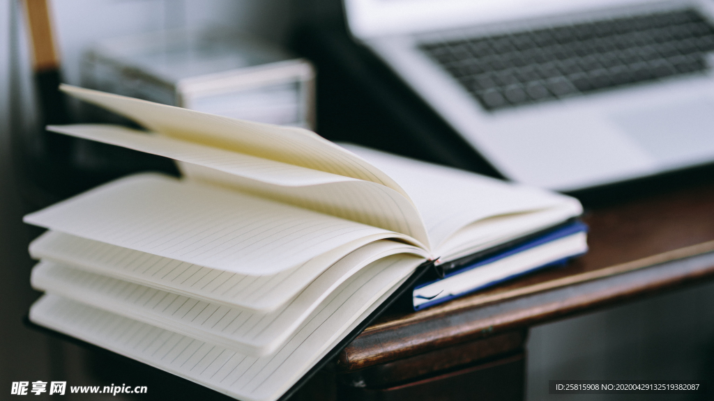 笔记本翻开书写图片