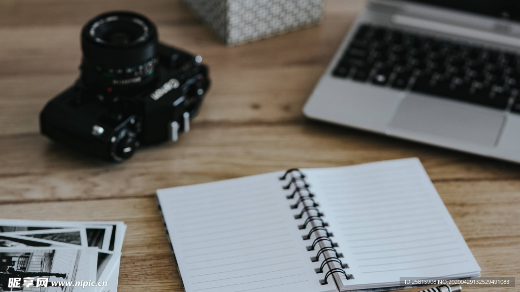 笔记本翻开书写图片