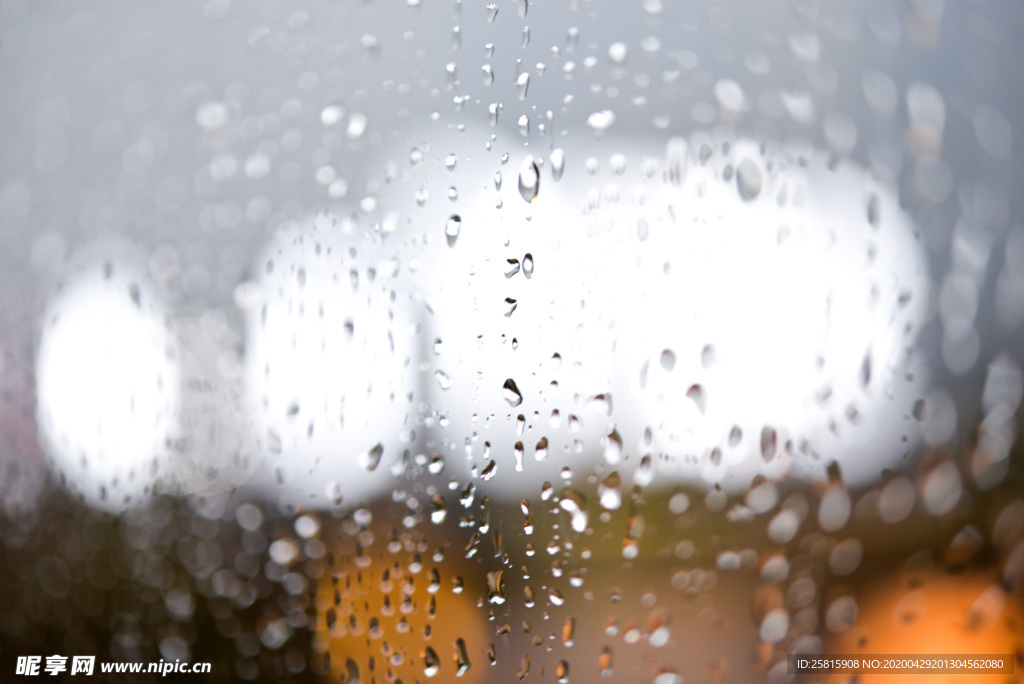 雨中美景水珠积水图片