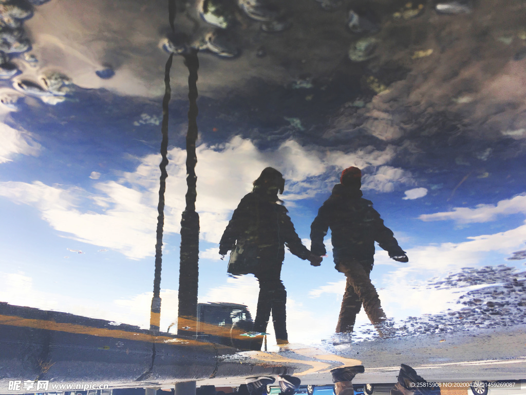 雨中美景水珠积水图片