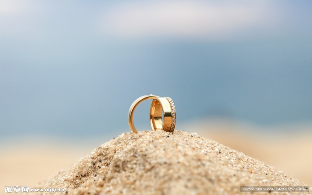 爱情戒指金戒银戒图片