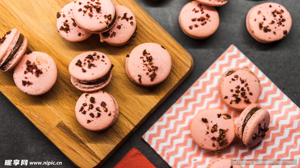 马卡龙五颜六色甜品图片