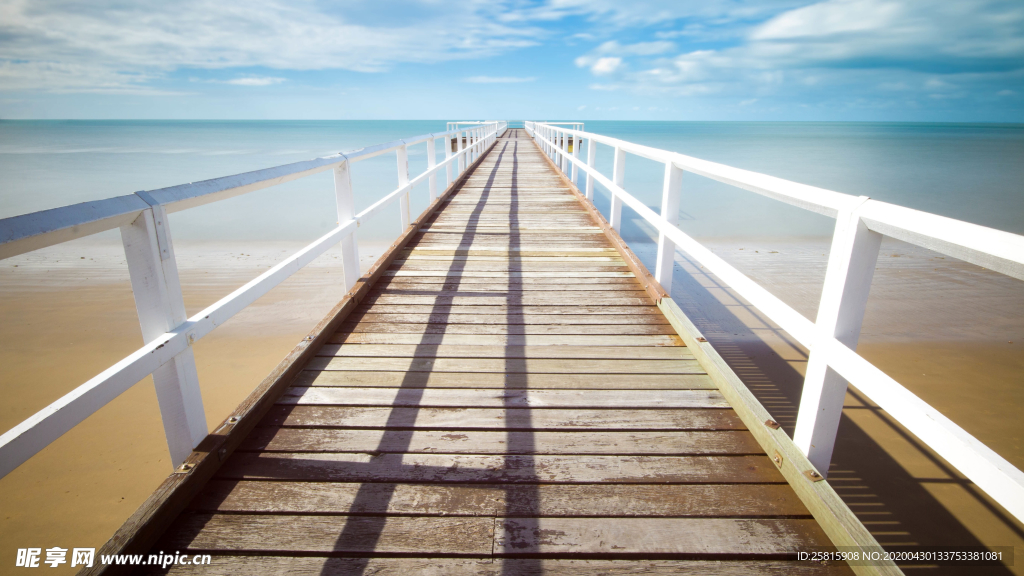 水边木质栈桥风景图片