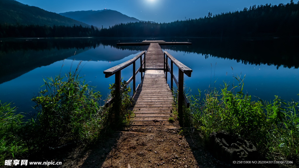 水边木质栈桥风景图片