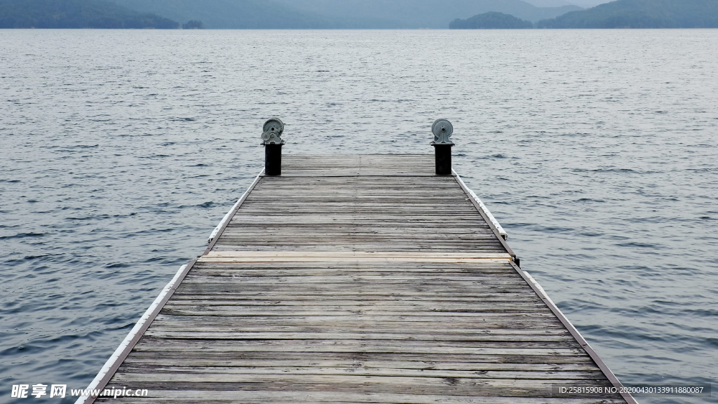 水边木质栈桥风景图片