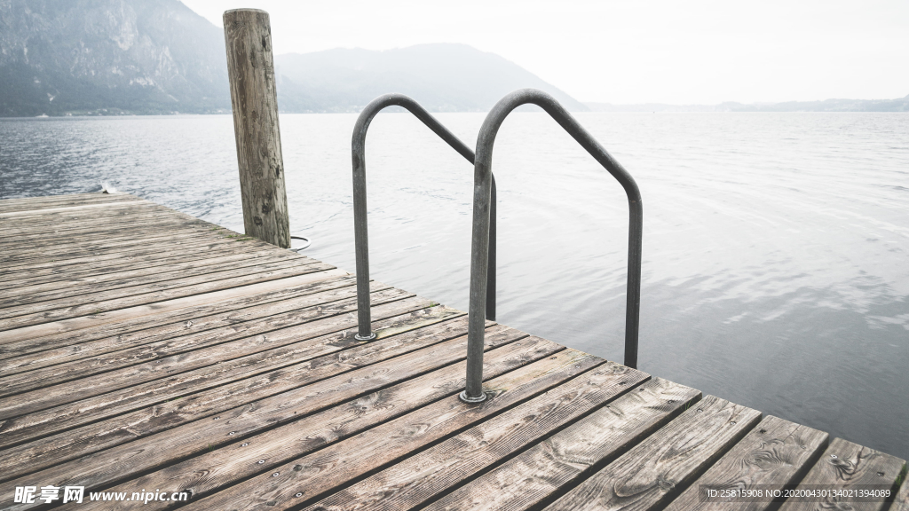 水边木质栈桥风景图片